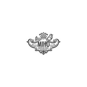 <p>Miho Unexpected Things est une marque italienne qui crée et fabrique des objets de décoration ludiques, insolites et plein de fantaisie.</p>
<p>Tous les produits sont fabriqués en Europe et répondent aux normes strictes de développement durable (label PEFC).</p>
<p>Le produit emblématique de la marque Miho Unexpected Things, la tête de cerf trophée mural est fabriquée en Allemagne avec des matières écologiques telles que le bois MDF recyclé, papier et des colorants non toxiques.</p>