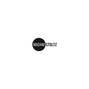<p><span>La marque danoise Madam Stoltz est fondée en 1995 par une voyageuse amoureuse de l’Inde et de l’Asie, Pernille Stoltz.</span></p>
<p><span>Dans une démarche de commerce équitable, les collections Madam Stoltz sont réalisées en Inde auprès d’artisans. La particularité de la marque Madam Stoltz est de mélanger le minimalisme scandinave avec la tradition rustique, poétique du mode de vie hindou. Toute la collection de mobilier, luminaires et décoration évoque un esprit vintage élégant, mêlant un style sobre, bohème et évoquant le voyage. </span></p>