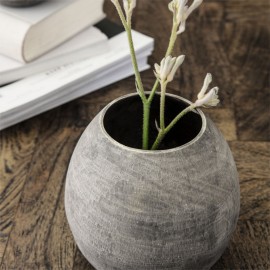 Graue Vase mit rustikalem Betoneffekt von House Doctor Groove