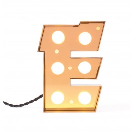 seletti caractere lampe ambiance applique lettre e metal dore ampoules led