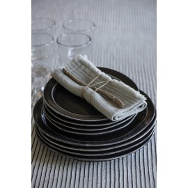 assiette plate noire irreguliere gres rustique ib laursen