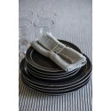 assiette plate noire irreguliere gres rustique ib laursen