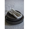 assiette plate noire irreguliere gres rustique ib laursen