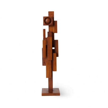 sculpture brutaliste bois fonce hk living skyline