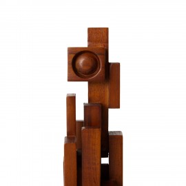 sculpture brutaliste bois fonce hk living skyline
