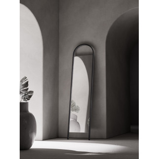 Grand miroir arche a poser contre le mur design Umbra Bellwood