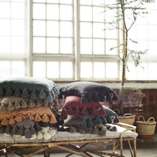 madam stoltz grande housse de coussin carree coton gris pompons