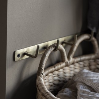 Große Wandgarderobe mit dünner Stange aus gealtertem Messingmetall IB Laursen
