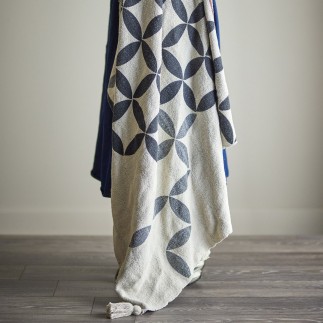Plaid coton recycle reversible motif graphique Bloomingville FORMA