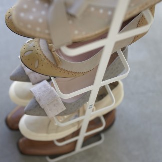 etagere a chaussures verticale compacte acier blanc yamazaki