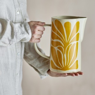 Carafe en ceramique motif floral jaune peint Bloomingville Fauni