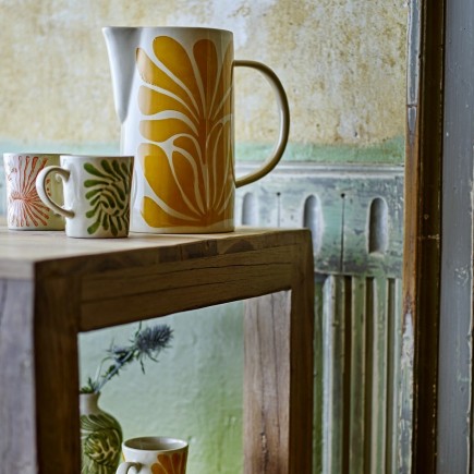 Carafe en ceramique motif floral jaune peint Bloomingville Fauni