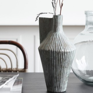 Skulpturale Vase aus patiniertem, gestreiftem Aluminium von House Doctor Cleo