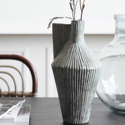 Skulpturale Vase aus patiniertem, gestreiftem Aluminium von House Doctor Cleo